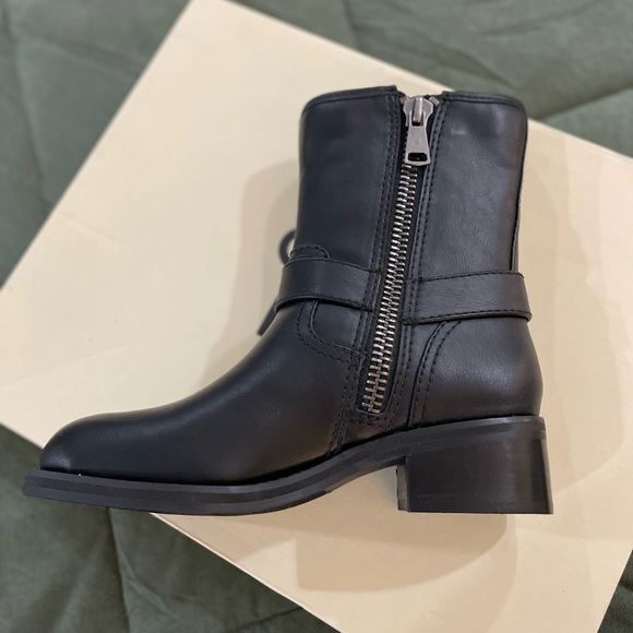 Elegant Black Leather Moto Boots - Picture 3 of 9